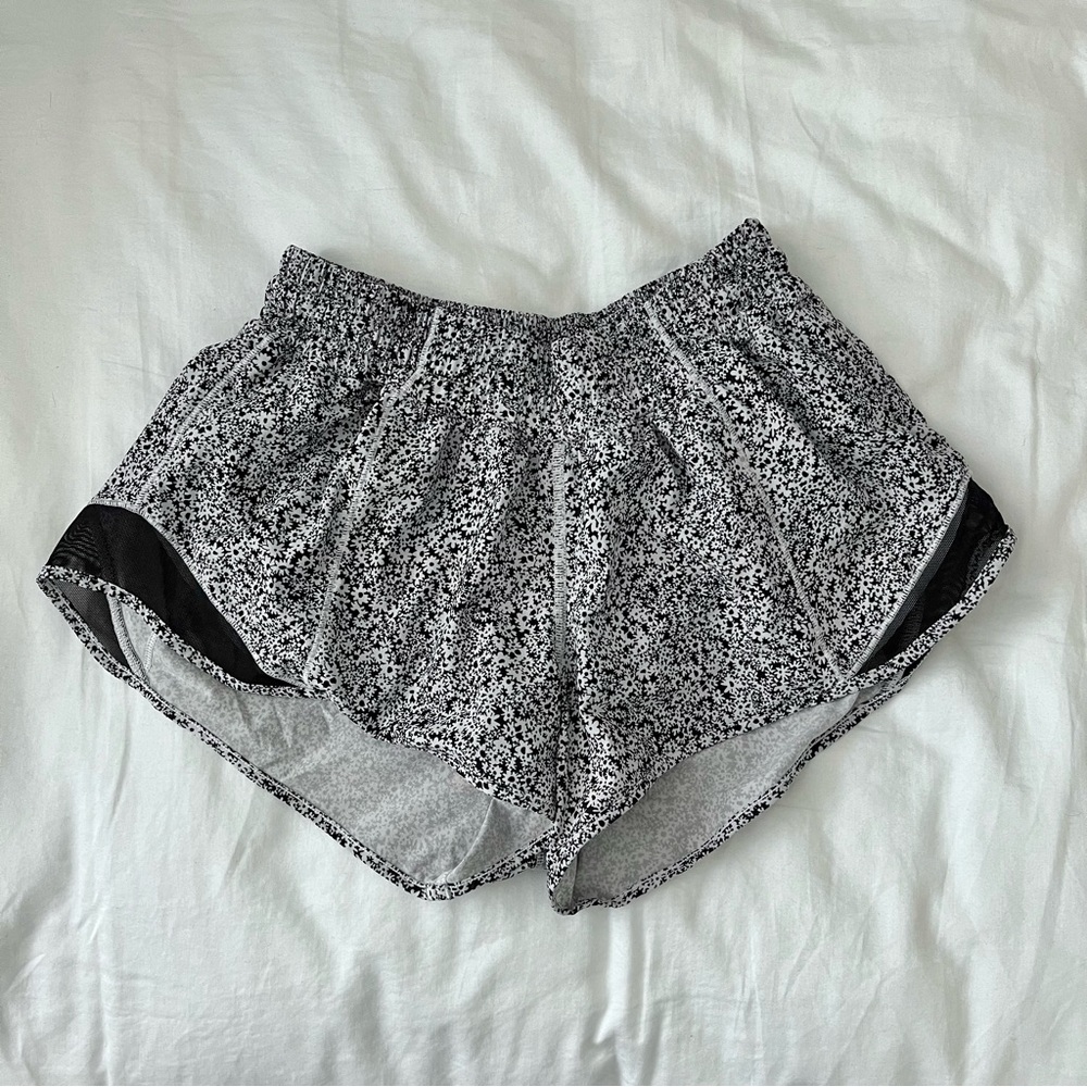 lululemon Hotty Hot Low-Rise Lined Short 2.5" Size 6